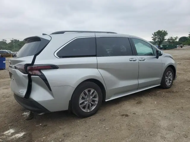 2024 TOYOTA SIENNA XLE  
