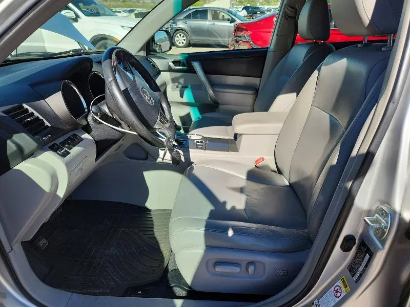2012 TOYOTA HIGHLANDER SE  