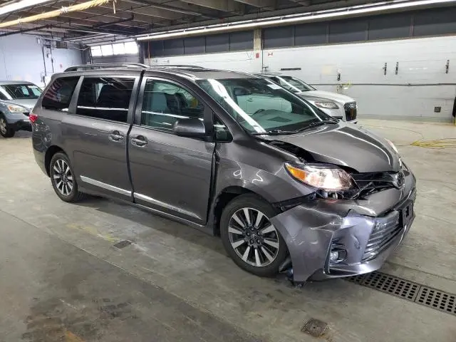 2018 TOYOTA SIENNA XLE  