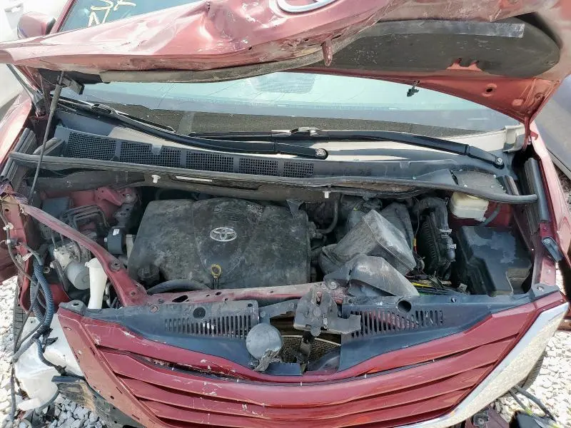 2017 TOYOTA SIENNA LE  