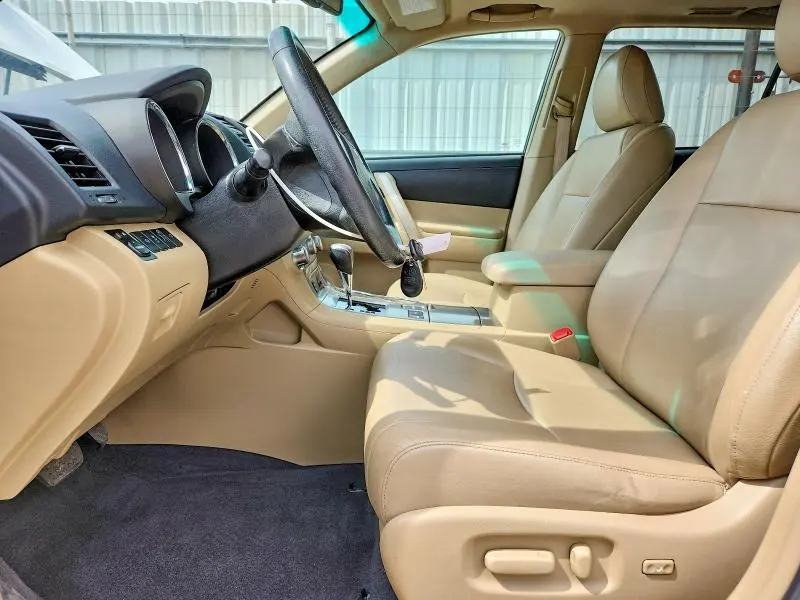 2013 TOYOTA HIGHLANDER SE  