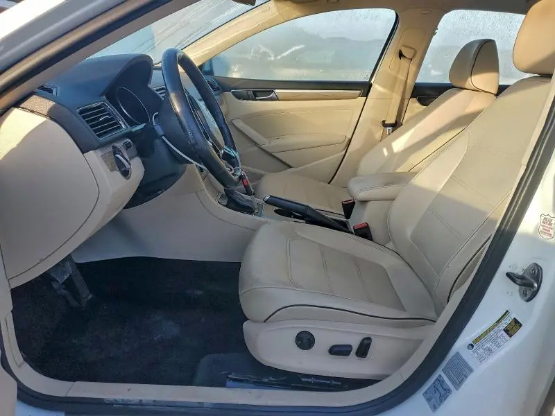 2017 VOLKSWAGEN PASSAT SE  