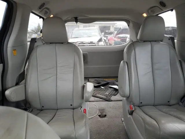 2011 TOYOTA SIENNA XLE  