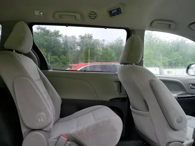 2017 TOYOTA SIENNA LE  