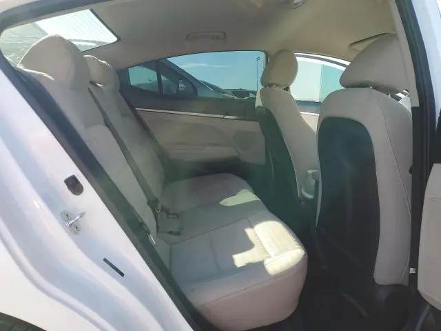 2018 HYUNDAI ELANTRA SE