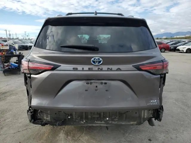 2021 TOYOTA SIENNA XLE  