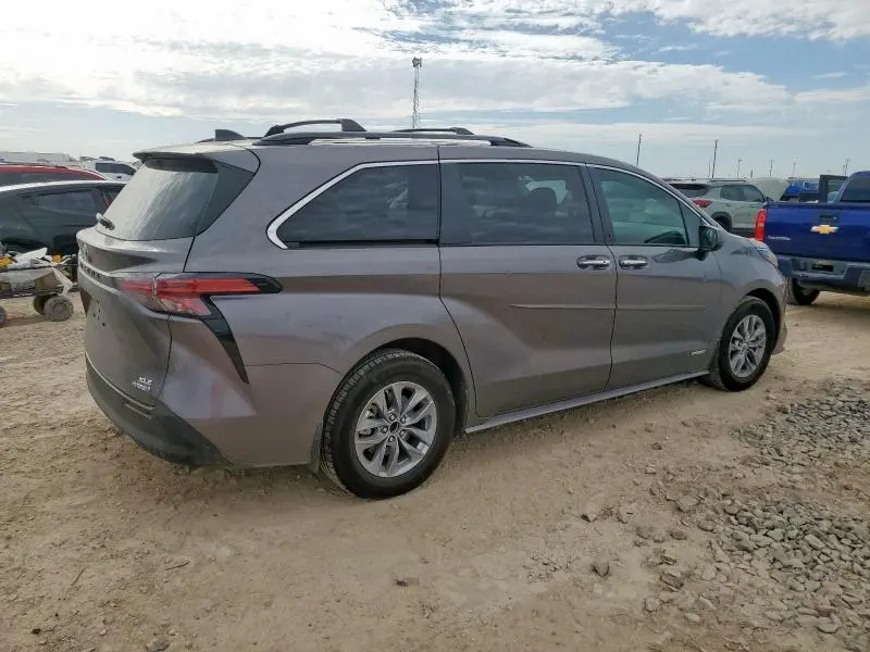2021 TOYOTA SIENNA XLE  