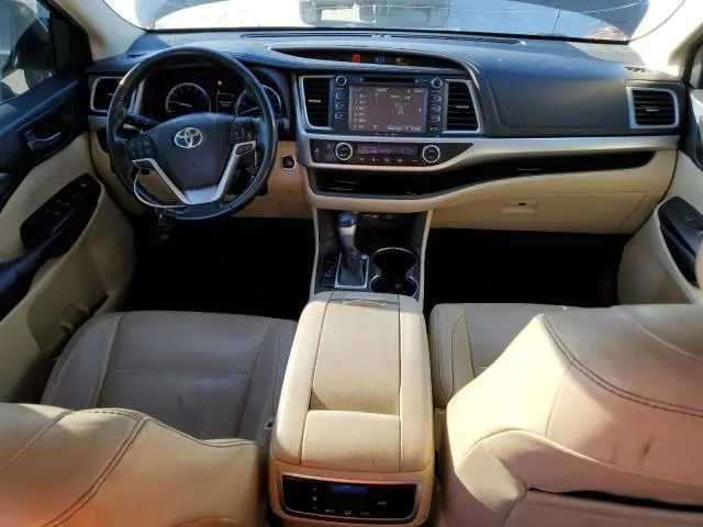 2019 TOYOTA HIGHLANDER SE  