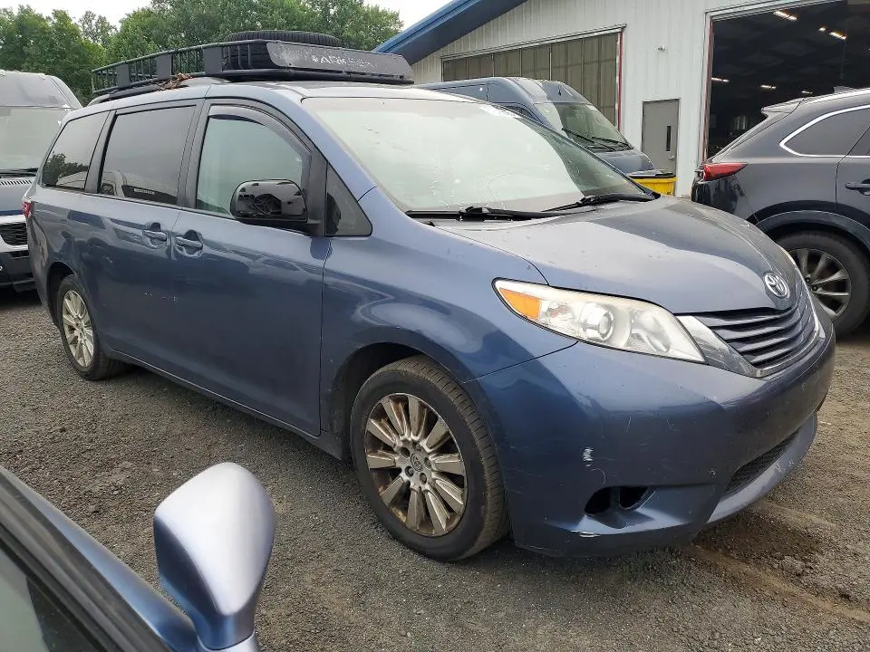 2015 TOYOTA SIENNA LE  