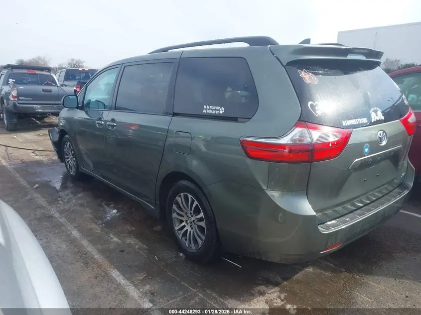 2020 TOYOTA SIENNA XLE