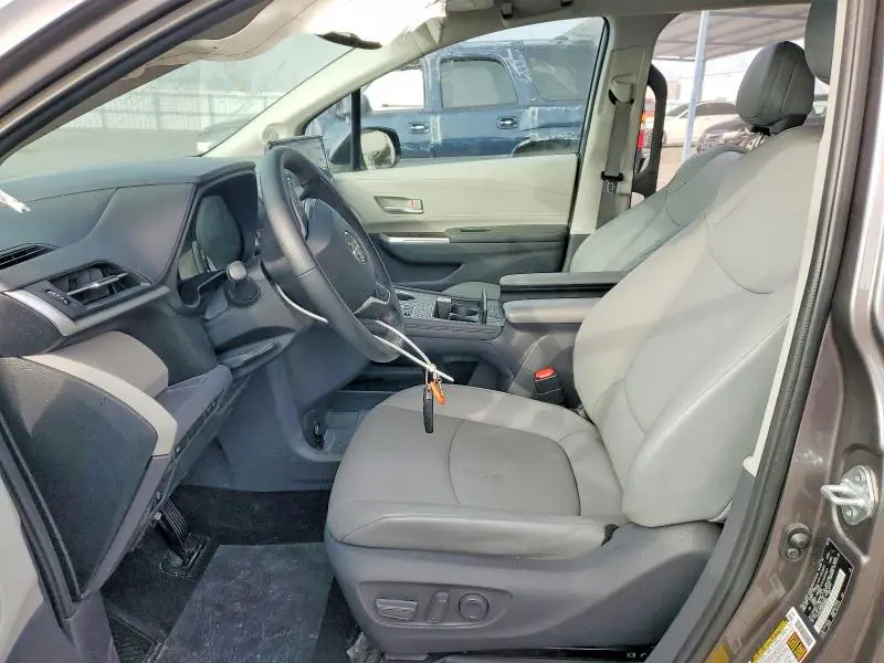 2021 TOYOTA SIENNA XLE  