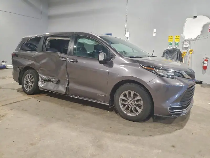 2021 TOYOTA SIENNA LE  