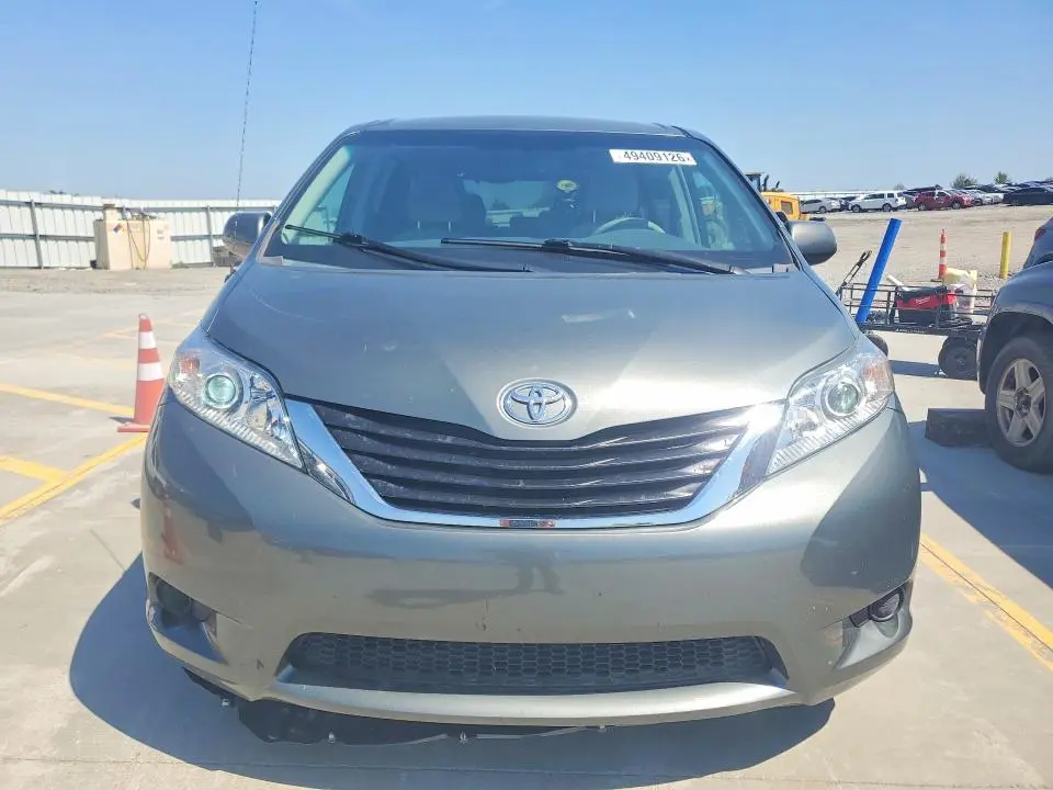 2014 TOYOTA SIENNA LE  