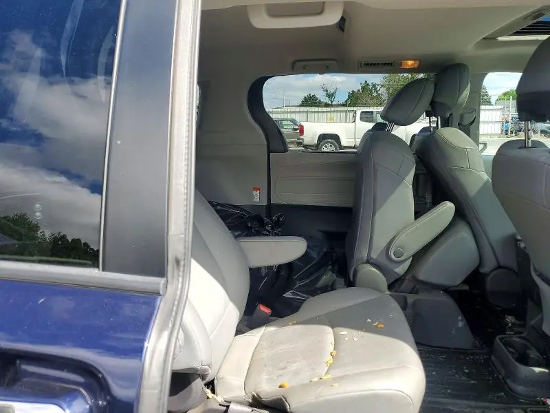 2021 TOYOTA SIENNA XLE  