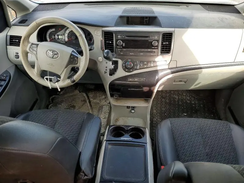 2014 TOYOTA SIENNA SE 8-PASSENGER  