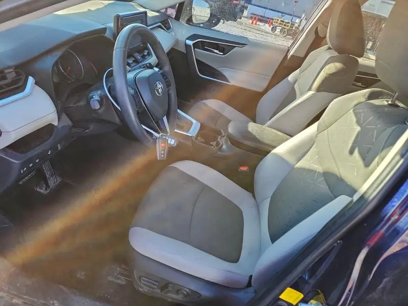 2021 TOYOTA RAV4 XLE  