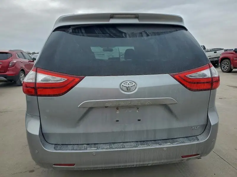 2017 TOYOTA SIENNA XLE  