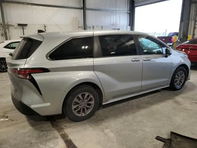 2021 TOYOTA SIENNA LE  