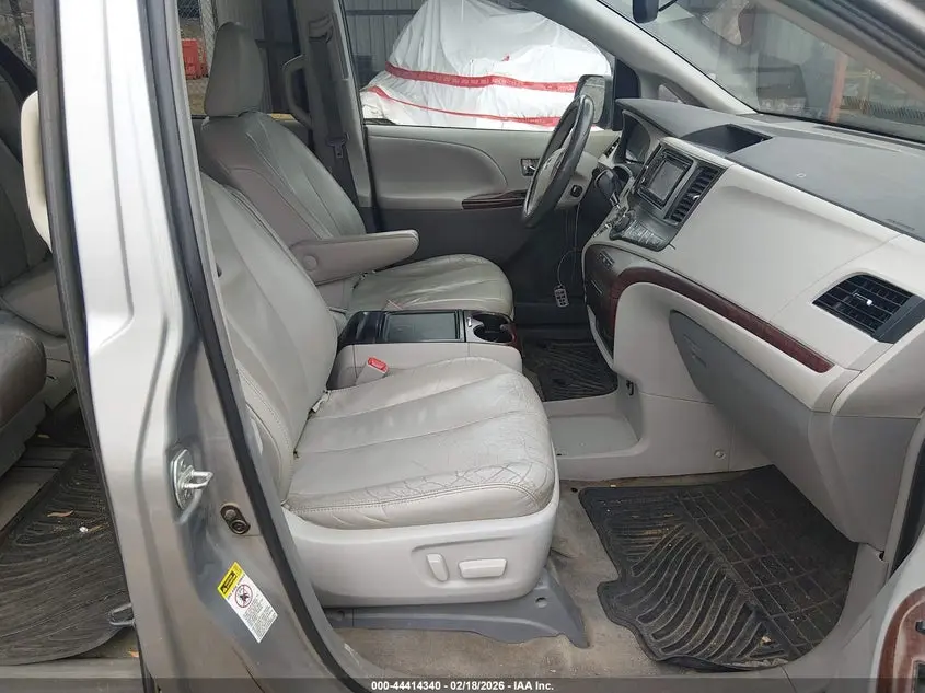 2013 TOYOTA SIENNA XLE V6 8 PASSENGER