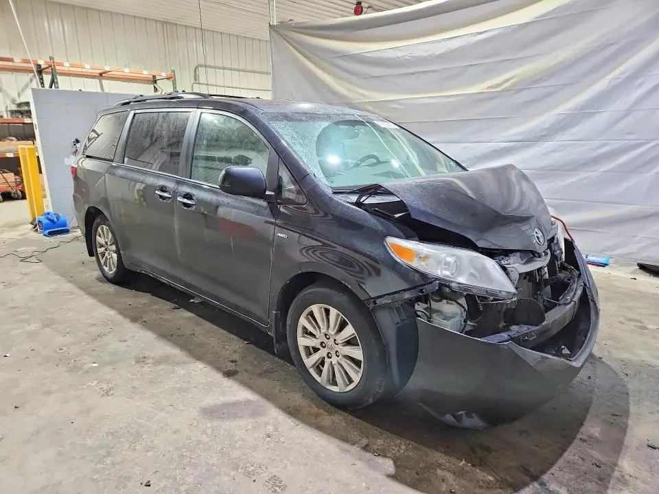 2017 TOYOTA SIENNA XLE  