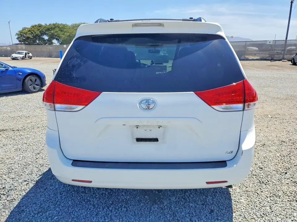 2012 TOYOTA SIENNA LE  