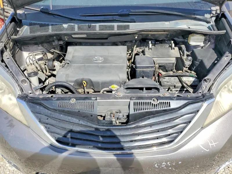 2014 TOYOTA SIENNA LE 8-PASSENGER  