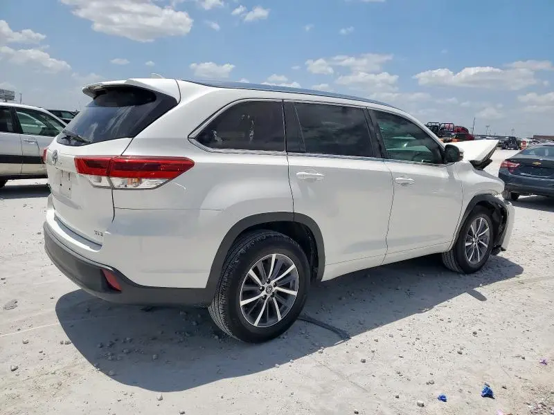 2018 TOYOTA HIGHLANDER SE  