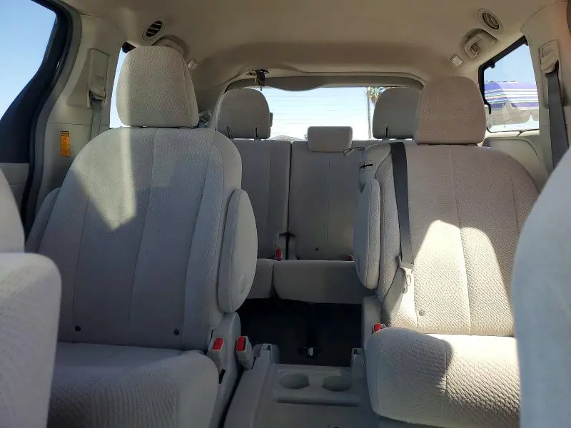 2013 TOYOTA SIENNA LE 8-PASSENGER  