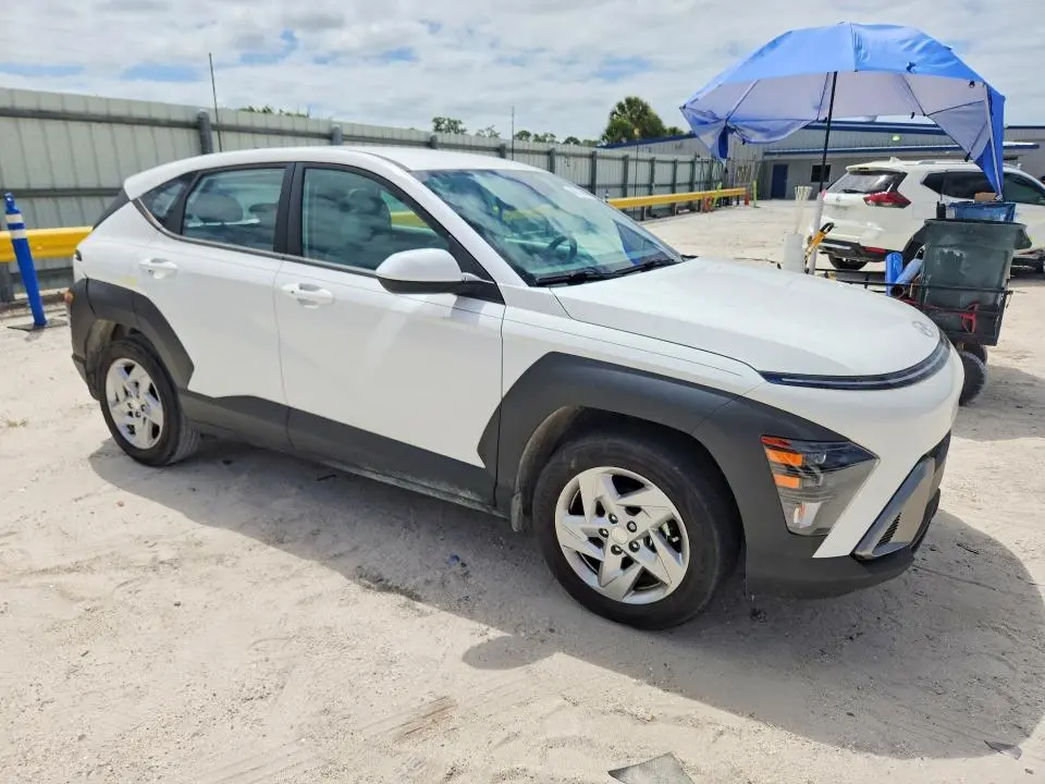 2024 HYUNDAI KONA SE  