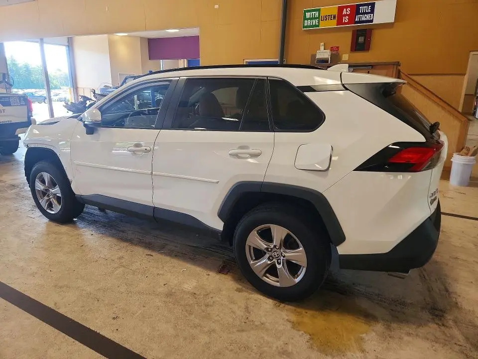 2022 TOYOTA RAV4 XLE  