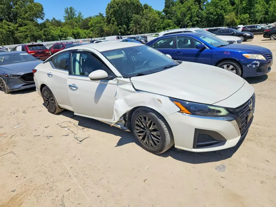 2023 NISSAN ALTIMA SV  