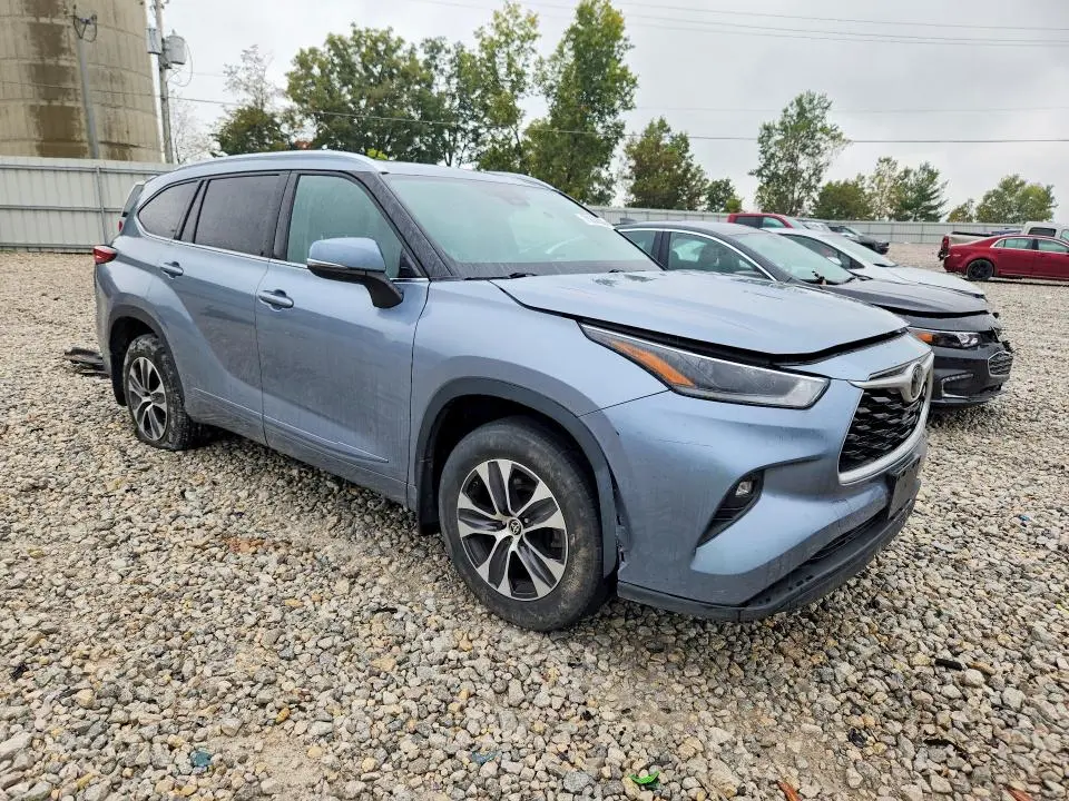 2021 TOYOTA HIGHLANDER XLE  