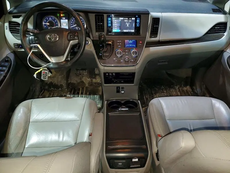 2017 TOYOTA SIENNA XLE  