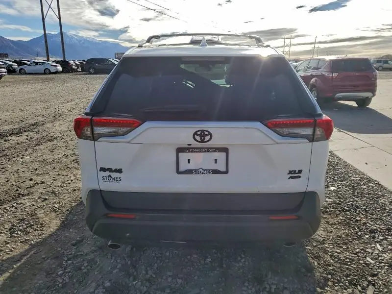 2021 TOYOTA RAV4 XLE  