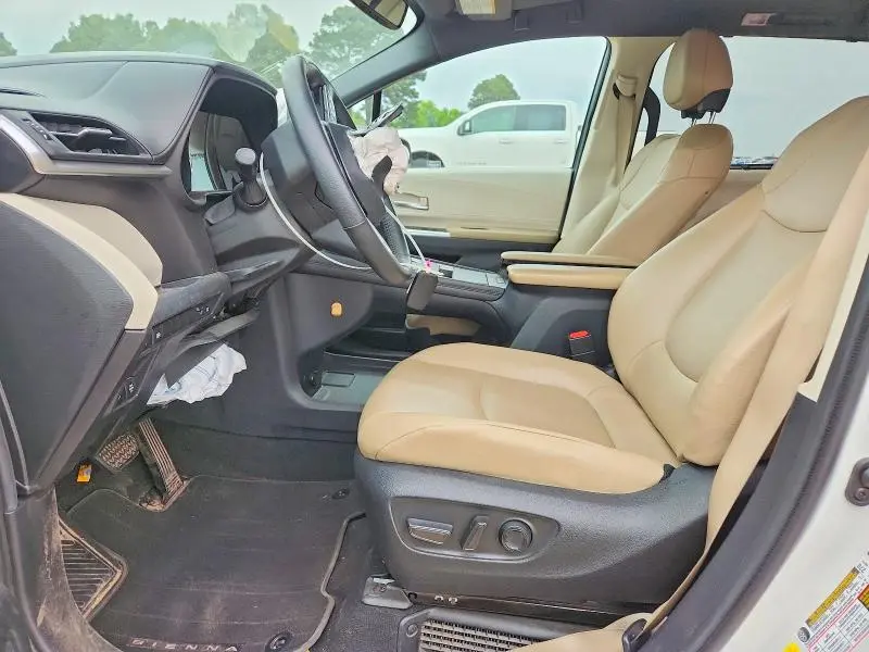2022 TOYOTA SIENNA XLE  