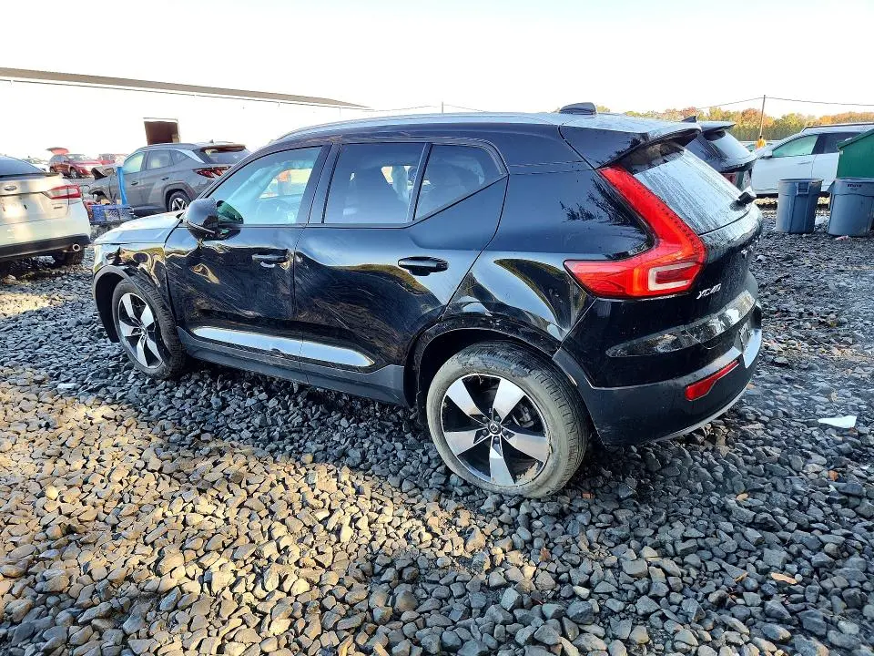 2020 VOLVO XC40 T5 MOMENTUM  