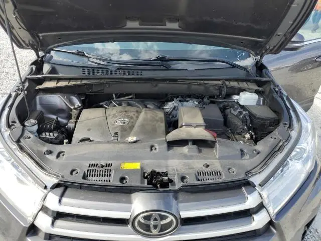 2019 TOYOTA HIGHLANDER SE  