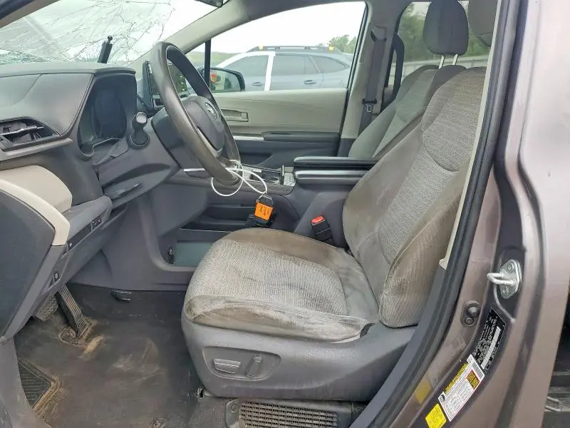 2021 TOYOTA SIENNA LE  