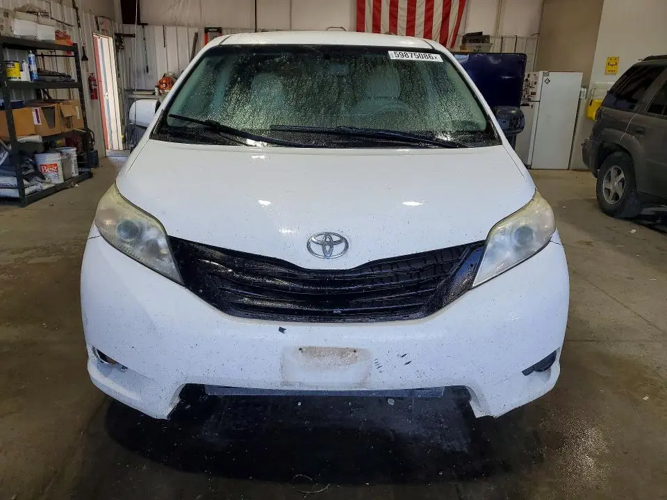 2014 TOYOTA SIENNA LE  