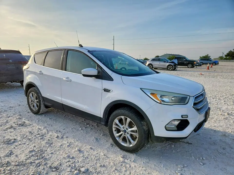 2017 FORD ESCAPE SE  