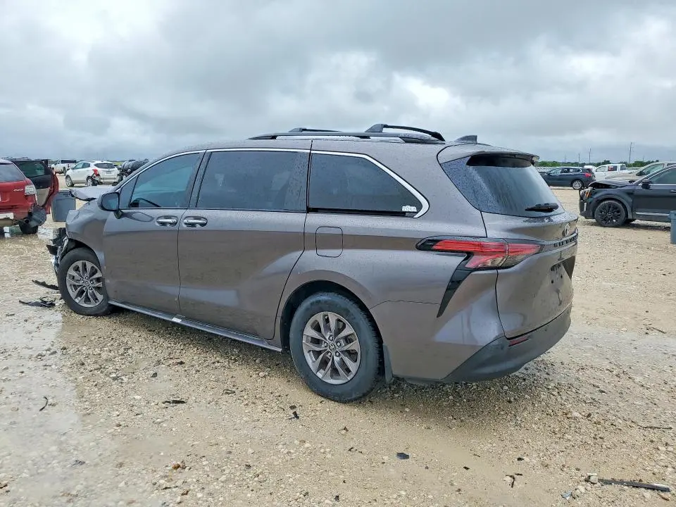 2022 TOYOTA SIENNA   