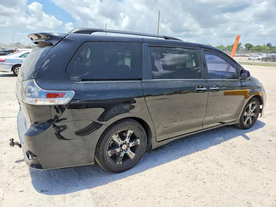 2016 TOYOTA SIENNA SE  