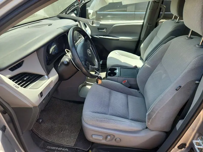 2018 TOYOTA SIENNA LE  