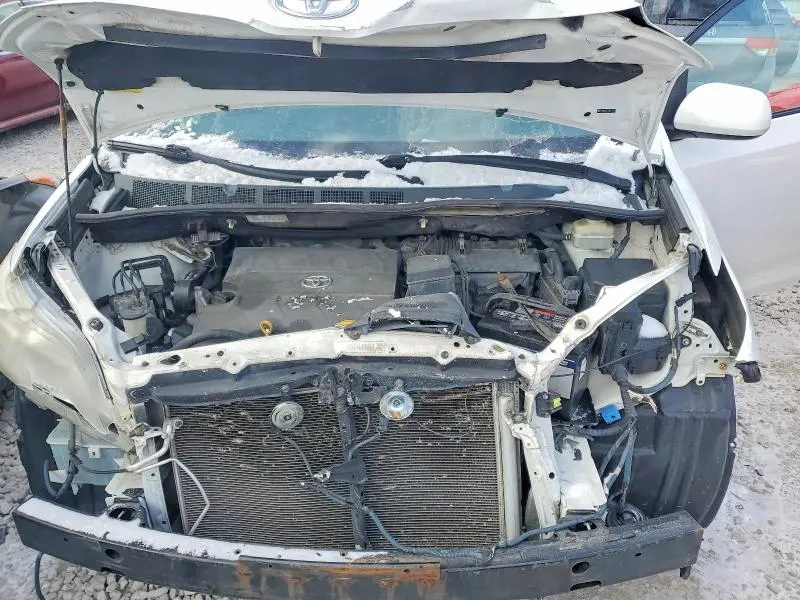 2013 TOYOTA SIENNA XLE  