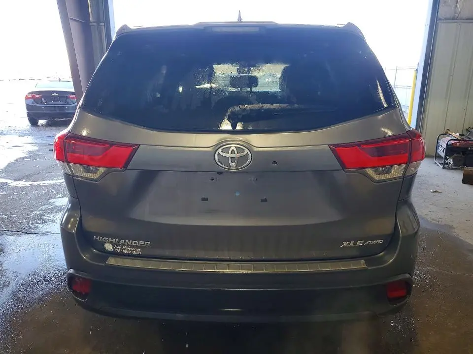 2017 TOYOTA HIGHLANDER SE  
