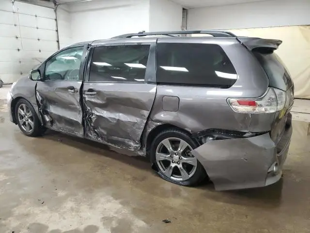 2017 TOYOTA SIENNA SE  