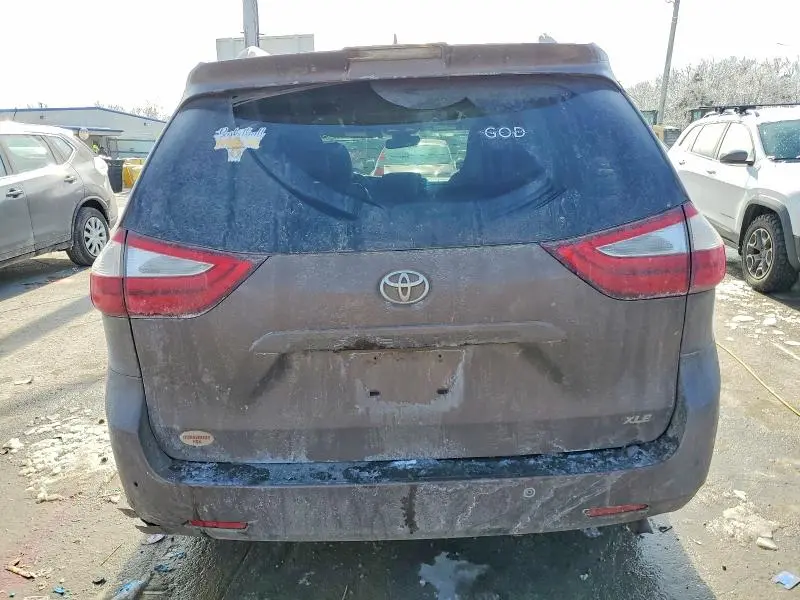 2018 TOYOTA SIENNA XLE 8-PASSENGER  