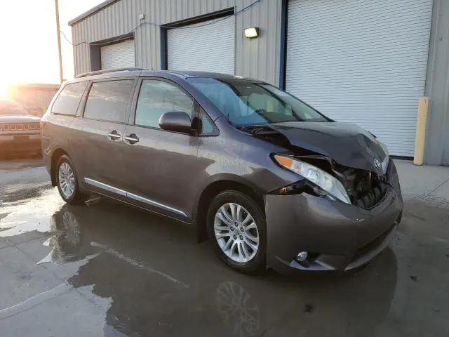 2016 TOYOTA SIENNA XLE  