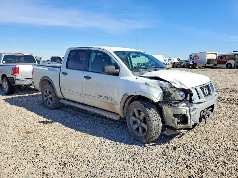 2015 NISSAN TITAN SV  