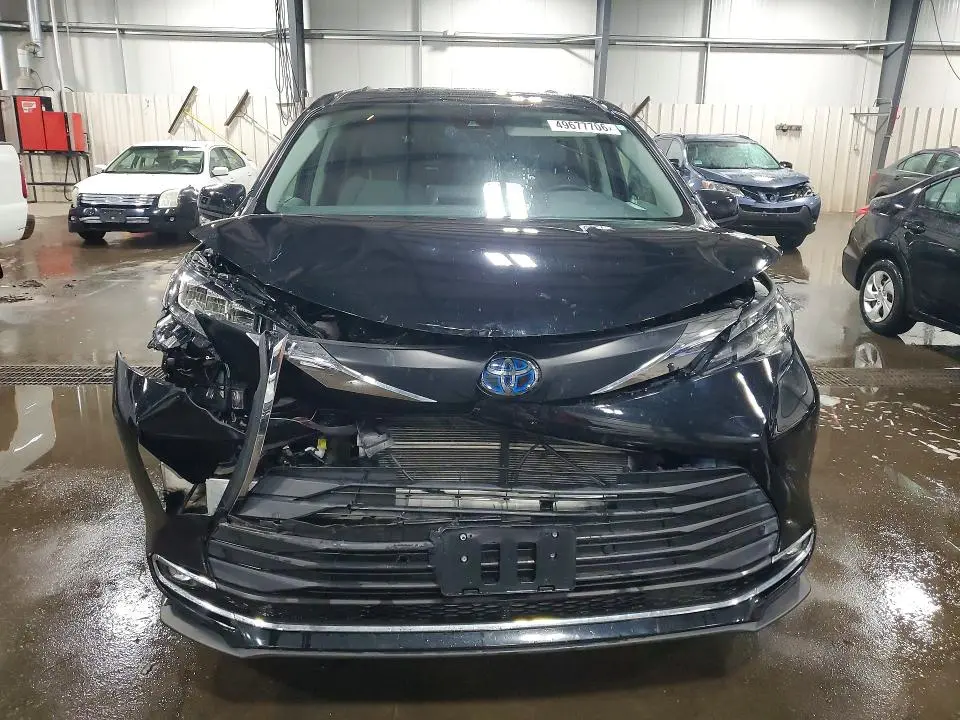 2022 TOYOTA SIENNA XLE  
